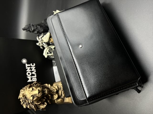 کیف دستی مونت بلان مدل مدارکی طرح چرم مشکی ساده جلو جاکارتی خور وارداتی مستر